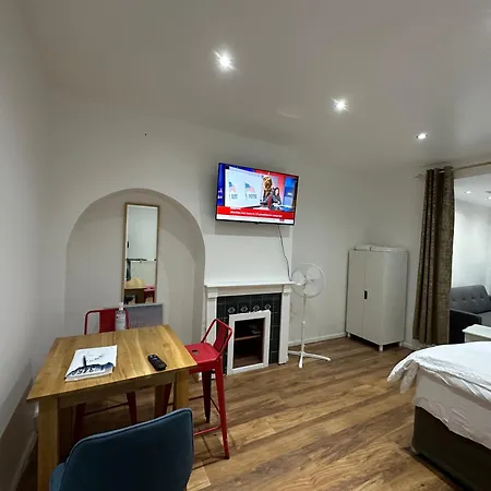 4th Flat With Private Own Bathroom A Luxury Family Setup And Furnished With Double Bed A Double Futon-sofa Bed A Single Futon Bed A Baby Cot And Garden And Free Parking Apartment London