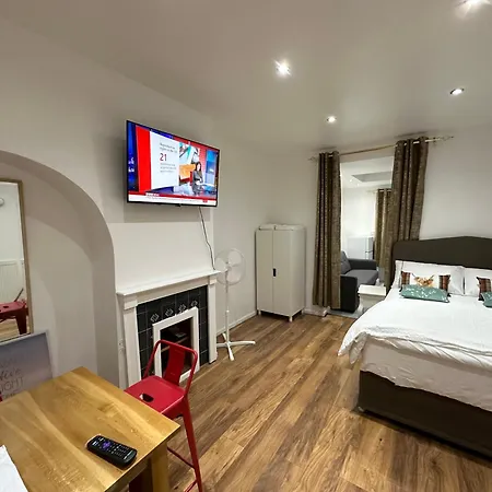 4th Flat With Private Own Bathroom A Luxury Family Setup And Furnished With Double Bed A Double Futon-sofa Bed A Single Futon Bed A Baby Cot And Garden And Free Parking London