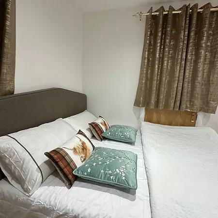 4th Flat With Private Own Bathroom A Luxury Family Setup And Furnished With Double Bed A Double Futon-sofa Bed A Single Futon Bed A Baby Cot And Garden And Free Parking *