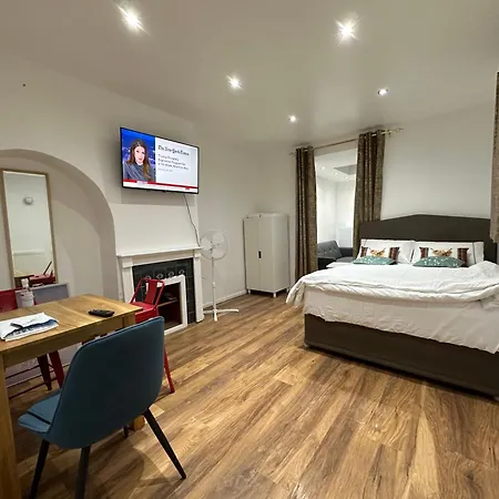 4th Flat With Private Own Bathroom A Luxury Family Setup And Furnished With Double Bed A Double Futon-sofa Bed A Single Futon Bed A Baby Cot And Garden And Free Parking * London