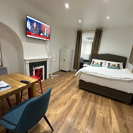 Apartment 4th Flat With Private Own Bathroom A Luxury Family Setup And Furnished With Double Bed A Double Futon-sofa Bed A Single Futon Bed A Baby Cot And Garden And Free Parking