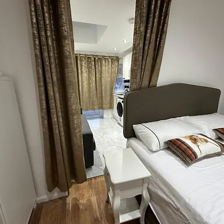 4th Flat With Private Own Bathroom A Luxury Family Setup And Furnished With Double Bed A Double Futon-sofa Bed A Single Futon Bed A Baby Cot And Garden And Free Parking London