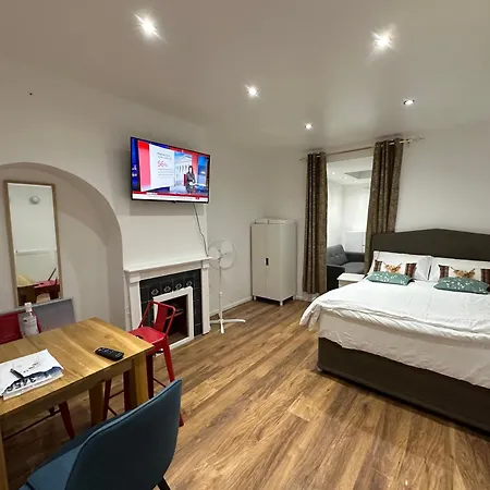 Apartment 4th Flat With Private Own Bathroom A Luxury Family Setup And Furnished With Double Bed A Double Futon-sofa Bed A Single Futon Bed A Baby Cot And Garden And Free Parking *