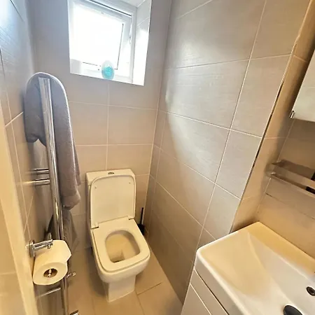 Large Studio With Extra Sofa Bed And Private Bath Plus Kitchen Canary Wharf 1 *