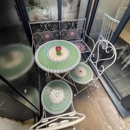 1 Bedroom Flat With Whirlpool Bath Apartment