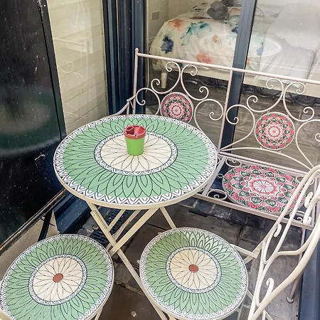 1 Bedroom Flat With Whirlpool Bath *