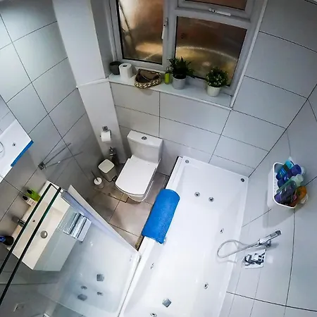 1 Bedroom Flat With Whirlpool Bath Apartment London