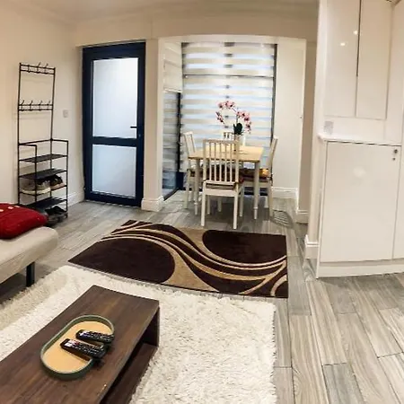 1 Bedroom Flat With Whirlpool Bath *