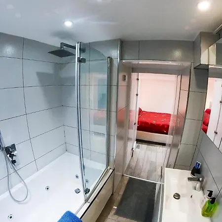 1 Bedroom Flat With Whirlpool Bath Apartment