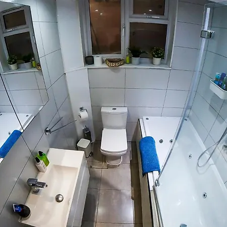 Apartment 1 Bedroom Flat With Whirlpool Bath London