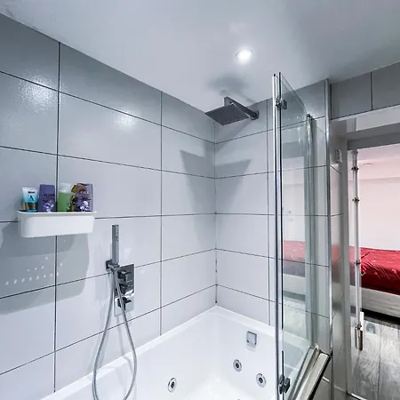 1 Bedroom Flat With Whirlpool Bath Apartment