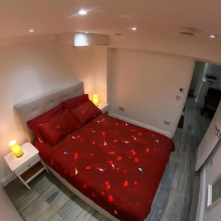 1 Bedroom Flat With Whirlpool Bath Apartment