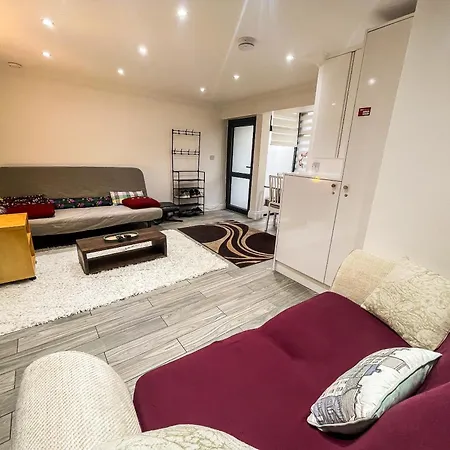 Apartment 1 Bedroom Flat With Whirlpool Bath *