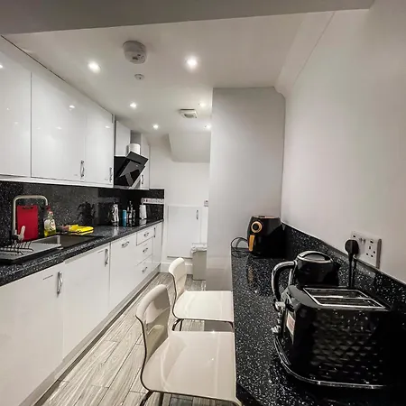 1 Bedroom Flat With Whirlpool Bath * London