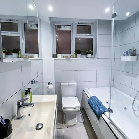 1 Bedroom Flat With Whirlpool Bath *