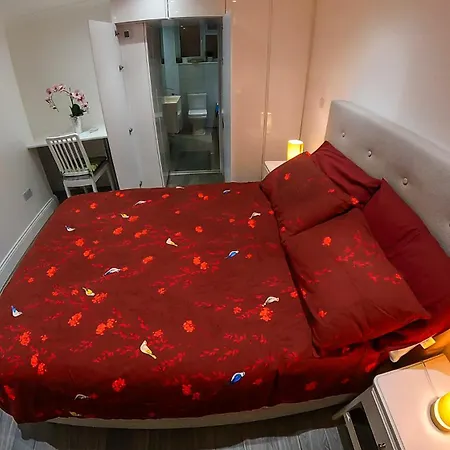 1 Bedroom Flat With Whirlpool Bath Apartment London