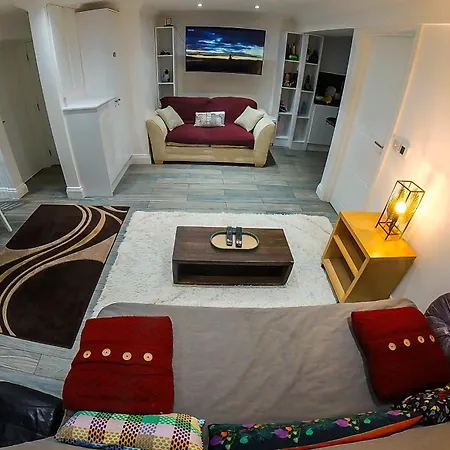 Apartment 1 Bedroom Flat With Whirlpool Bath *