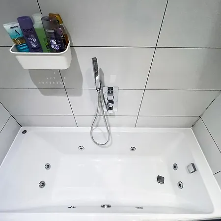 Apartment 1 Bedroom Flat With Whirlpool Bath