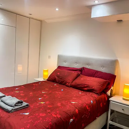 1 Bedroom Flat With Whirlpool Bath London