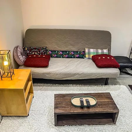 1 Bedroom Flat With Whirlpool Bath *