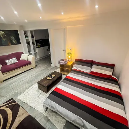 Apartment 1 Bedroom Flat With Whirlpool Bath *