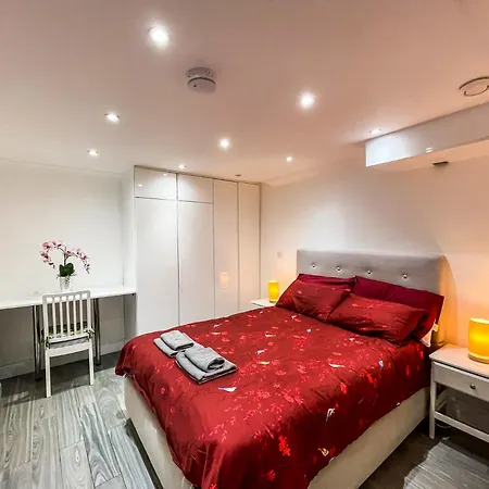 1 Bedroom Flat With Whirlpool Bath * London