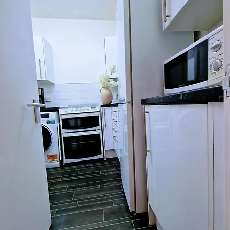 1 Bedroom Flat *