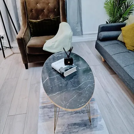 1 Bedroom Flat *