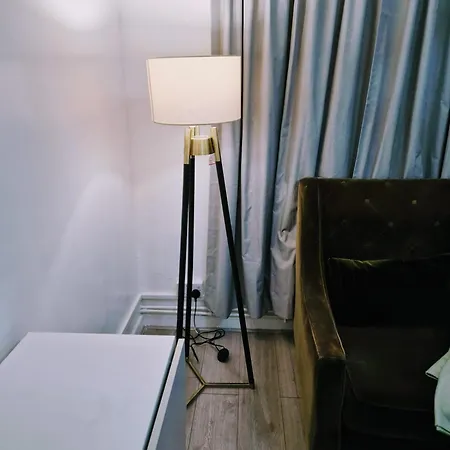 1 Bedroom Flat *