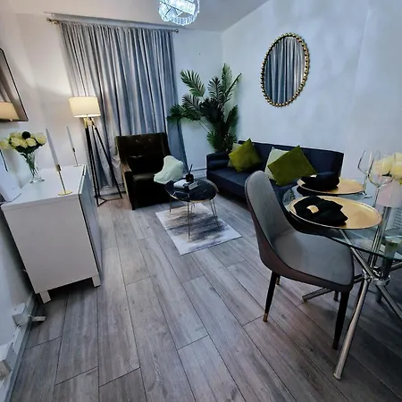 1 Bedroom Flat *