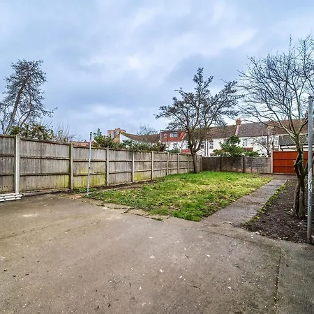 Modern Studio In Wembley Guest house