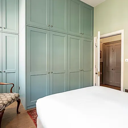 Well-designed Chelsea Flat Apartment