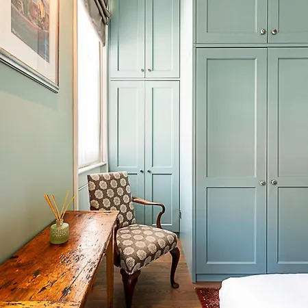 Well-designed Chelsea Flat *