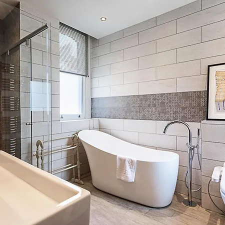 Apartment Well-designed Chelsea Flat