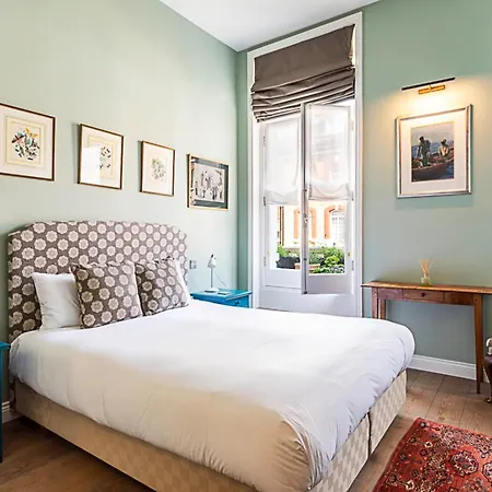 Well-designed Chelsea Flat *