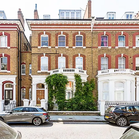 Well-designed Chelsea Flat *