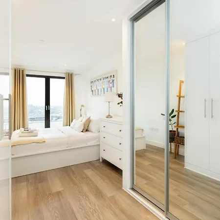Sensational 2br Wviews & Balcony In Wandsworth * London