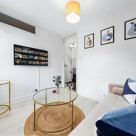 The Holloway Suite- Longterm 15% Off Sleeps4 Apartment