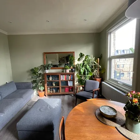 Tubeside Stylish 2-bed Flat * London