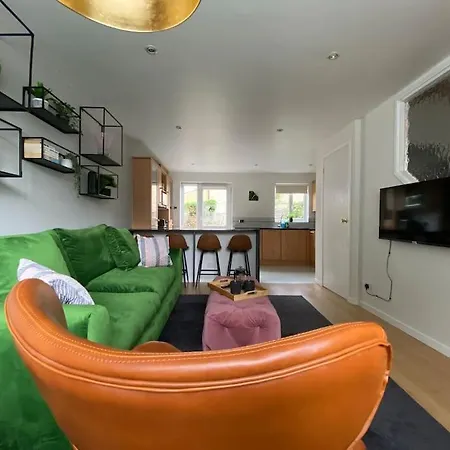 2 Bed House In Hampton - Free Parking Holiday home Hanworth