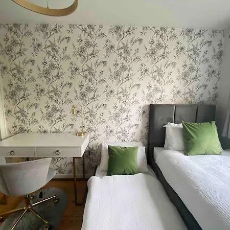 2 Bed House In Hampton - Free Parking Holiday home *