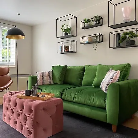 2 Bed House In Hampton - Free Parking Holiday home Hanworth