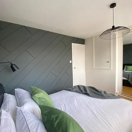 2 Bed House In Hampton - Free Parking Hanworth