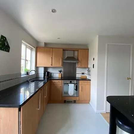 2 Bed House In Hampton - Free Parking