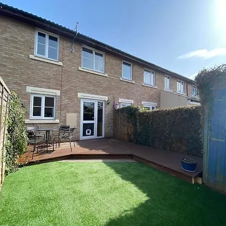 Holiday home 2 Bed House In Hampton - Free Parking