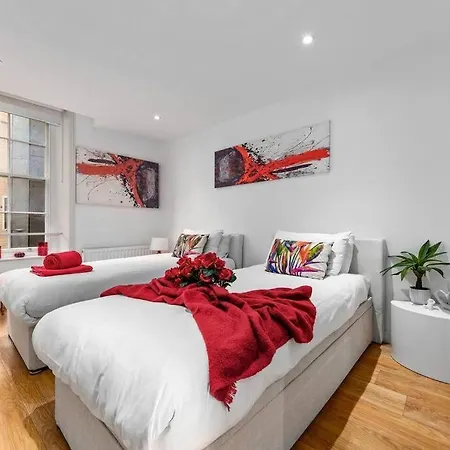 Apartment 3 Bedroom In Haymarket Sleep 10 Hy2 London