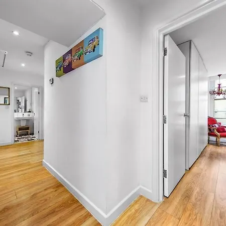Apartment 3 Bedroom In Haymarket Sleep 10 Hy2 London