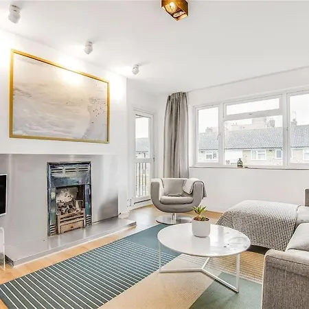 2 Bed Bright Flat In Fulham Apartment