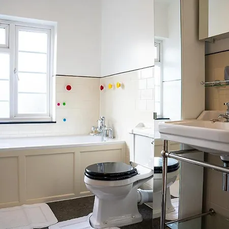 Apartment Away From - Spacious 3 Bed *