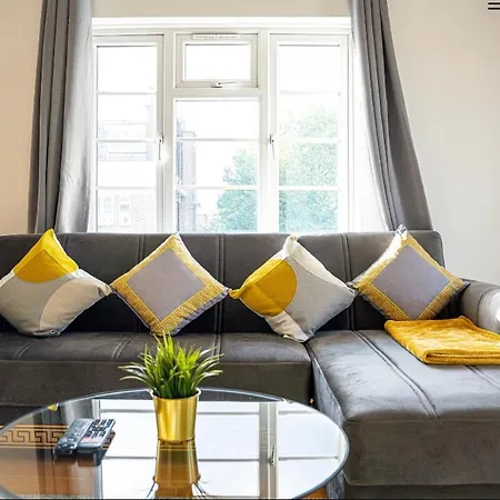 Apartment Away From - Spacious 3 Bed *